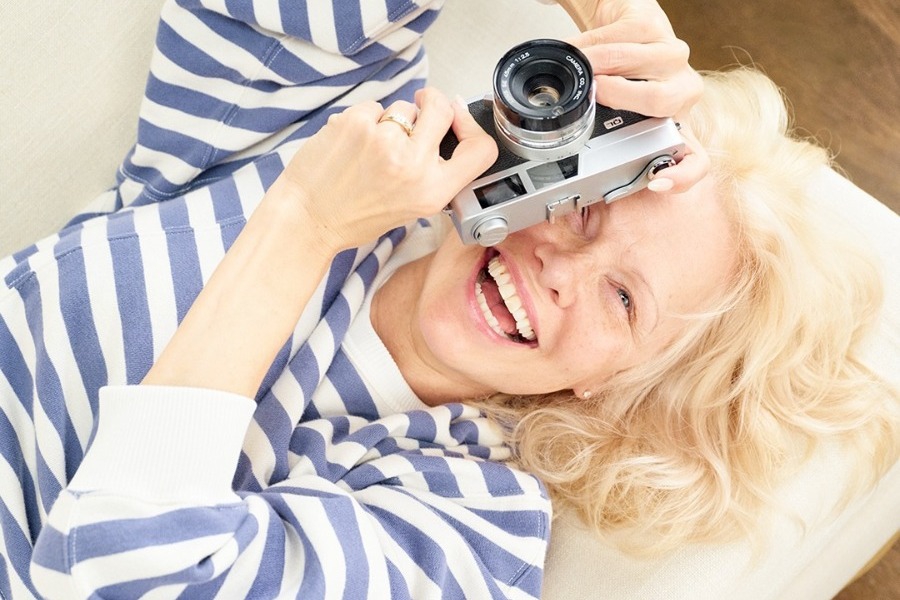 Πάμελα Αντερσον: Η 58χρονη ηθοποιός ποζάρει αρετουσάριστη και στέλνει το δικό της μήνυμα στο Al