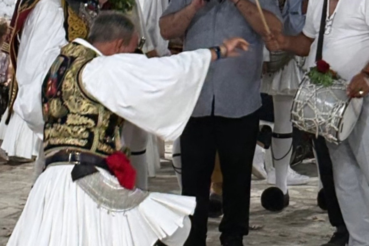 Με παραδοσιακή φουστανέλα χόρεψε ο Νίκος Αλιάγας στο πανηγύρι του χωριού του στη Σταμνά Μεσολογγίου, δείτε βίντεο