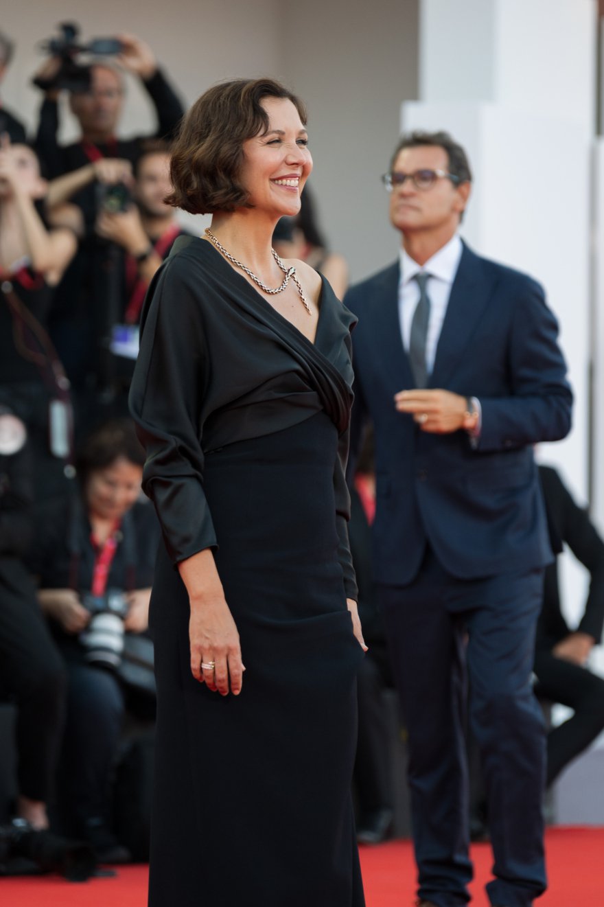 Από τη μαυροφορεμένη Αμάλ Κλούνεϊ μέχρι την κόκκινη τουαλέτα της Κλερ Φόι: Οι λαμπερές εμφανίσεις στο κόκκινο χαλί την πρώτη μέρα του Φεστιβάλ Βενετίας