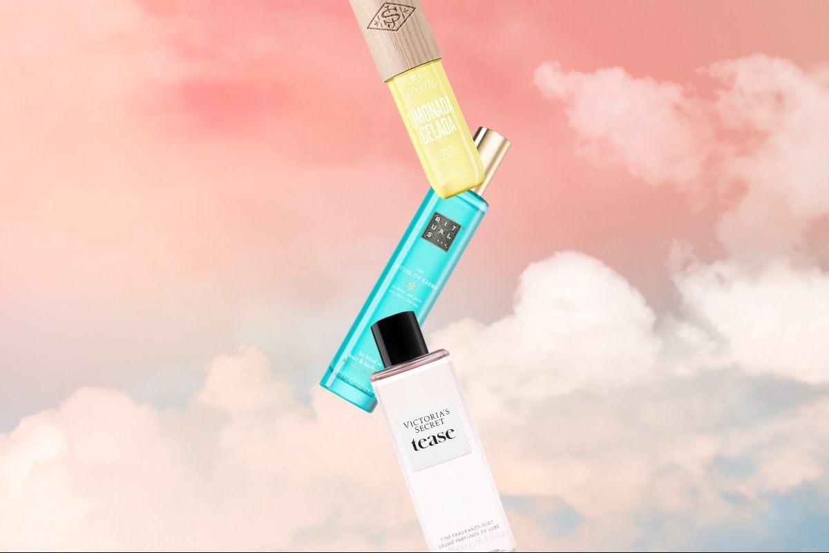 6 body mists με άρωμα «clean girl» που κάνουν κόσμο να σε ρωτά τι φοράς