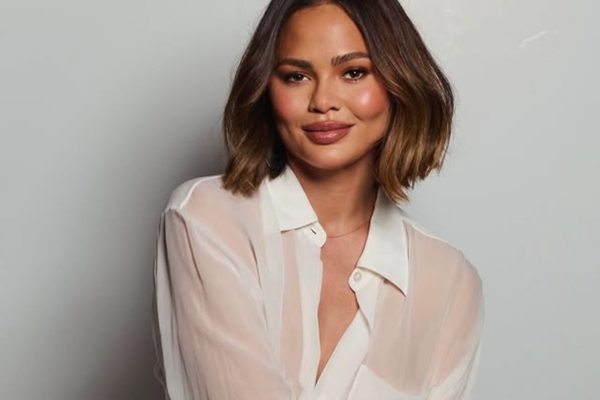 Η Chrissy Teigen με διάφανο πουκάμισο σε φωτογράφιση ‑ «Ελπίζω να επιζήσετε μετά από αυτό»
