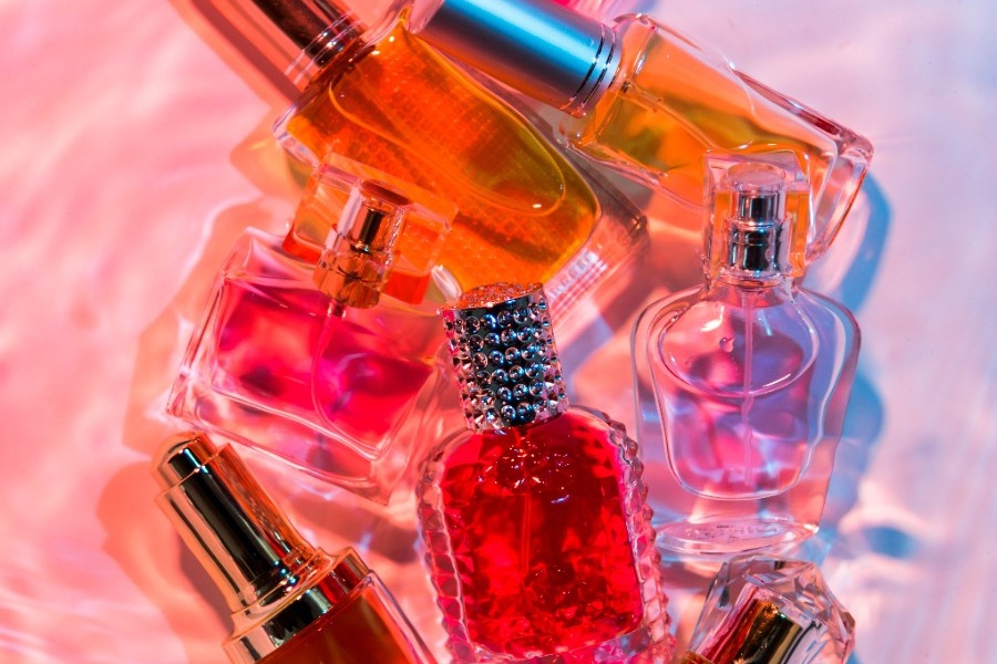 Τέλος τα αρώματα στα μπουκάλια ‑ Τι τα αντικαθιστά και θα λατρέψεις ‑ απίστευτα βολικό