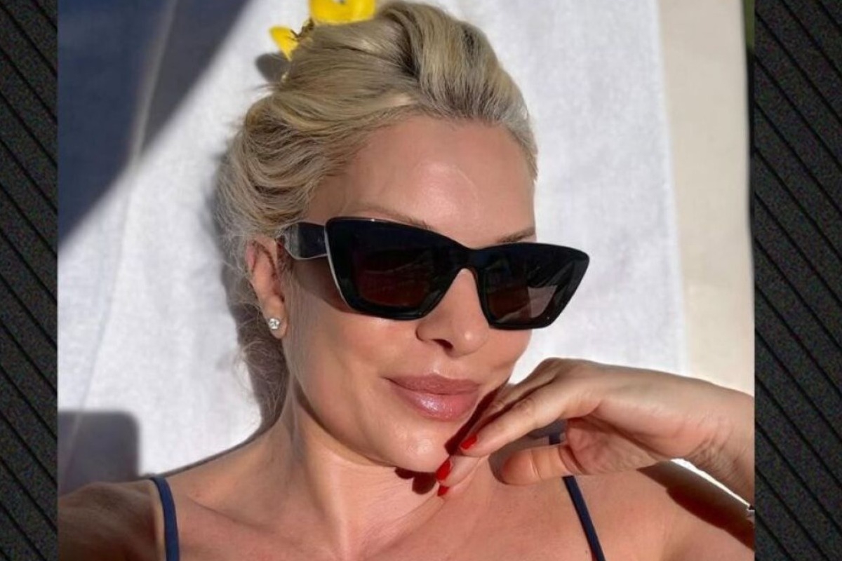 Η Ελένη Μενεγάκη ανέβασε φωτογραφία ενώ έκανε ηλιοθεραπεία