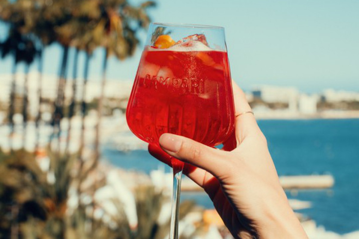 Campari στις Κάννες 2026: Πώς το εμβληματικό aperitif γιόρτασε τη μαγεία του σινεμά