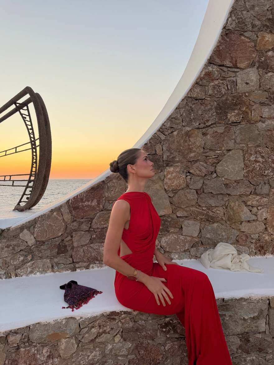 Η εντυπωσιακή εμφάνιση της Αμαλίας Κωστοπούλου σε γάμο με κόκκινο εξώπλατο φόρεμα