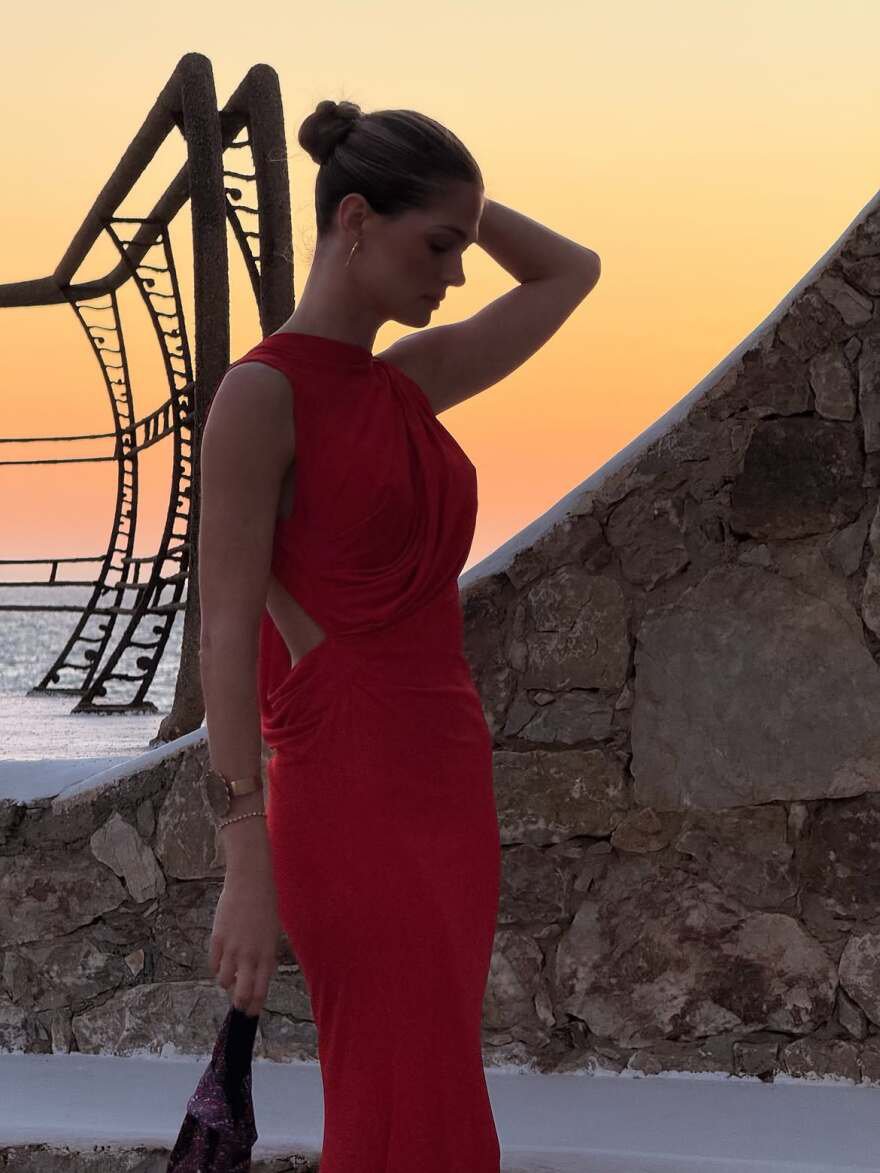 Η εντυπωσιακή εμφάνιση της Αμαλίας Κωστοπούλου σε γάμο με κόκκινο εξώπλατο φόρεμα