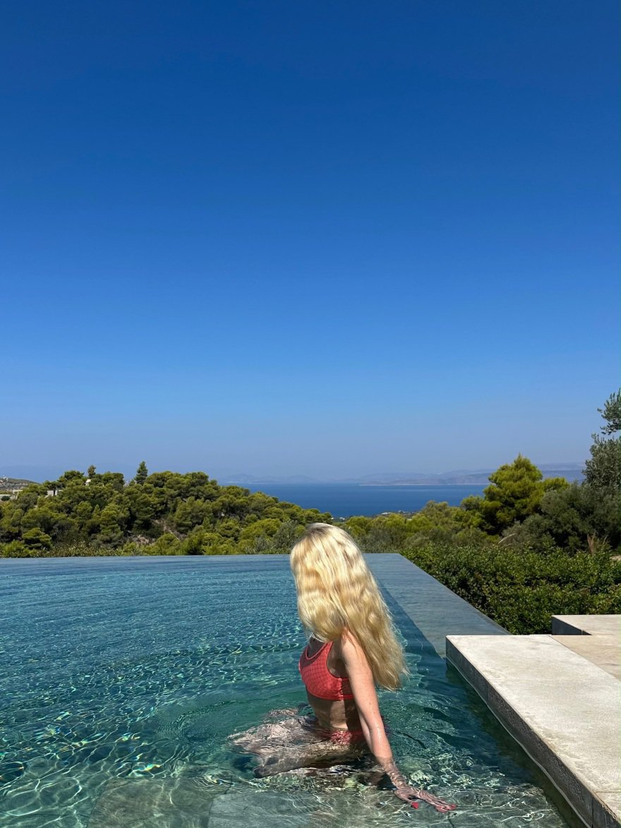 Η Κλόντια Σίφερ έκλεισε τα 56 και το γιόρτασε μέσα σε πισίνα: Ευγνώμων, έγραψε