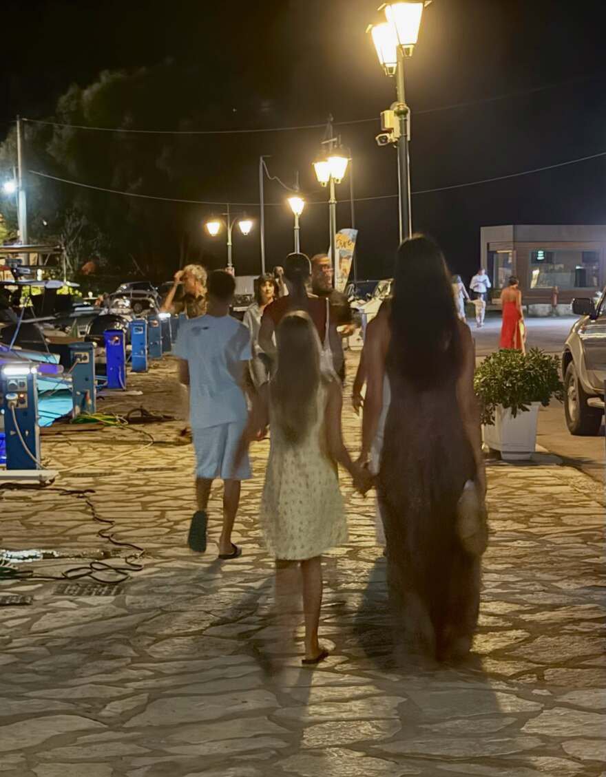 Η Μενεγάκη φωτογραφήθηκε αγκαλιά με τον Παντζόπουλο στις διακοπές τους: «Του χρόνου το καλοκαίρι, την ίδια ώρα, στο ίδιο μέρος;»