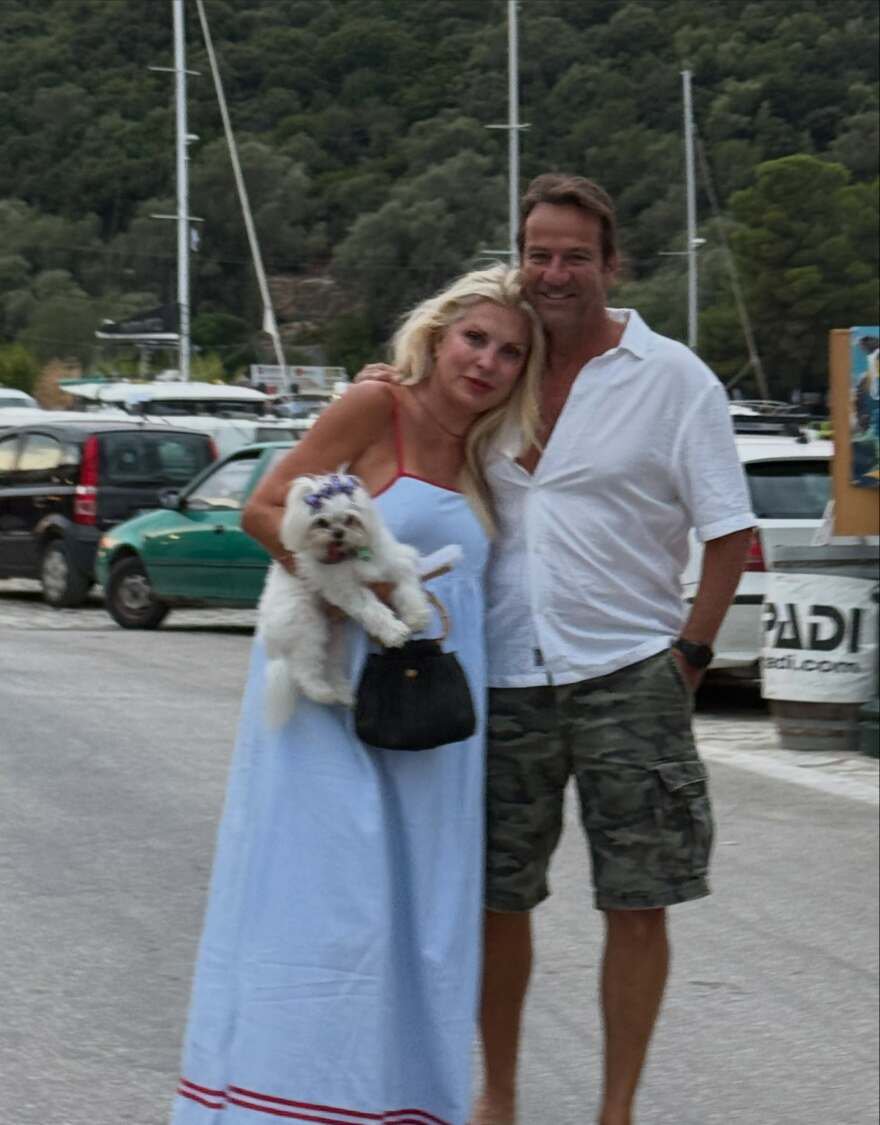 Η Μενεγάκη φωτογραφήθηκε αγκαλιά με τον Παντζόπουλο στις διακοπές τους: «Του χρόνου το καλοκαίρι, την ίδια ώρα, στο ίδιο μέρος;»