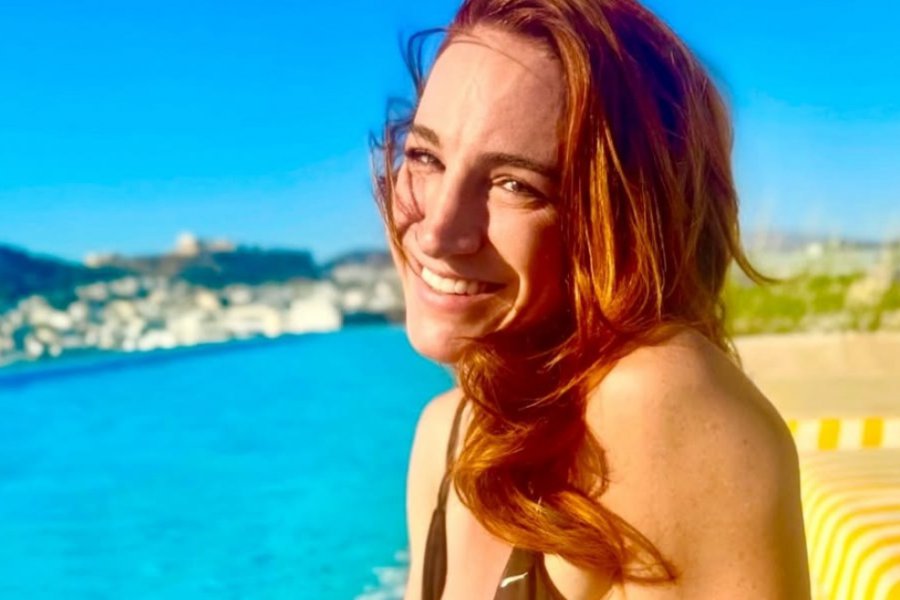 Η Στεφανία Γουλιώτη «διακοπάρει» σε πισίνα με μπικίνι ‑ μαντέψτε σε ποια πόλη;