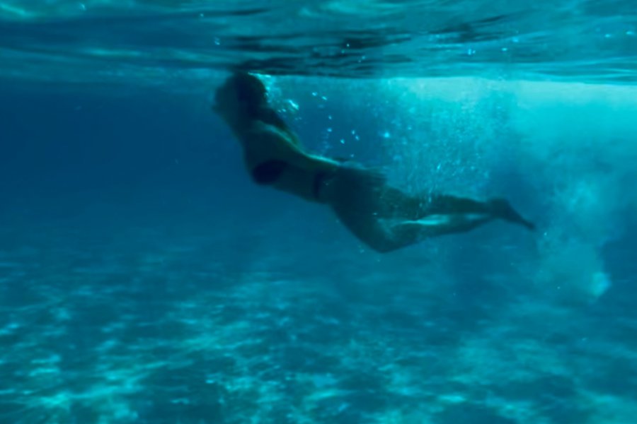 Η Βάσω Λασκαράκη φωτογραφήθηκε κάτω από το νερό: Χαμένη στο γαλάζιο, έγραψε