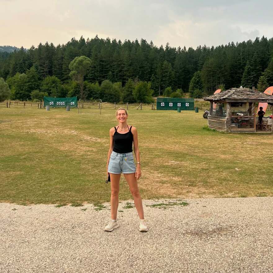 Η Ζέτα Δούκα βούτηξε στον καταρράκτη Παλαιοκαρυάς και δοκίμασε τοξοβολία, δείτε βίντεο και φωτογραφίες
