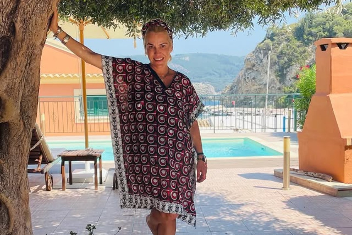 Χωρίς καθόλου μακιγιάζ ποζάρει η Τζένη Μπότση στην Ικαρία ‑ «Κρατώ αυτές τις στιγμές»