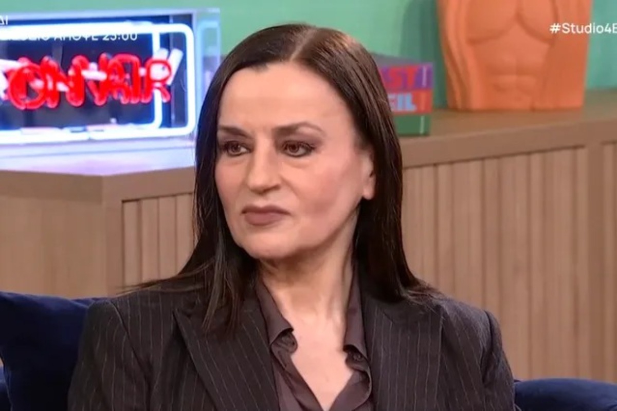 Καρυοφυλλιά Καραμπέτη: «Από μικρή ήμουν κατά του γάμου – Θα άλλαζα κάποιες ερωτικές επιλογές μου»