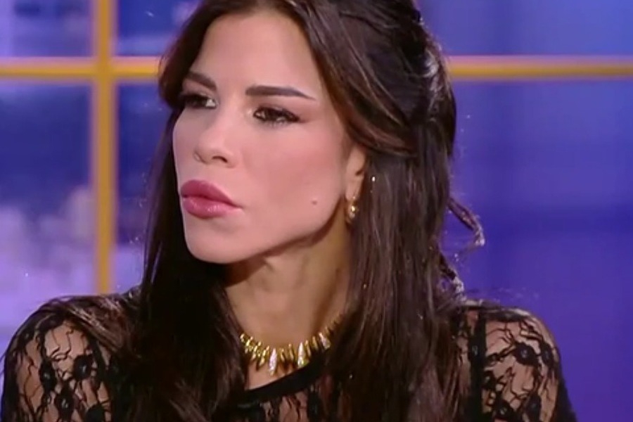 Δάφνη Καραβοκύρη κατά Γιάνη Βαρουφάκη: «Δεν μπορείς να βγαίνεις τόσο χαρωπά για να πεις την αλήθεια σου»