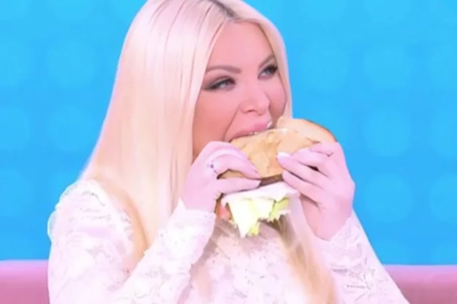 Καινούργιου: Φάνηκε να τρώει και… έγινε μπουρλότο ‑ «Γιατί με δείχνεις ρε παιδάκι μου; Γιατί;»