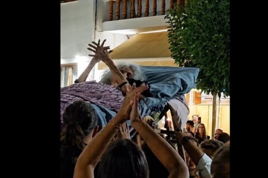 Κρήτη: Μοντέλο του Νταλί η 90χρονη που πήγε σε πανηγύρι με ξαπλώστρα