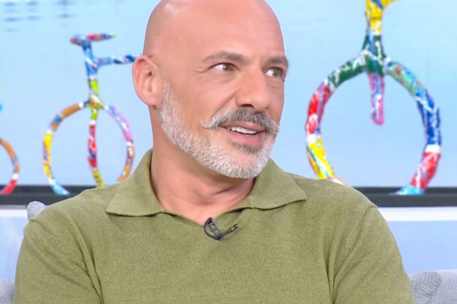 Νίκος Μουτσινάς: Γιατί «κόβει» κάθε κουβέντα για Βίσση – Καρβέλα στην παρέα του