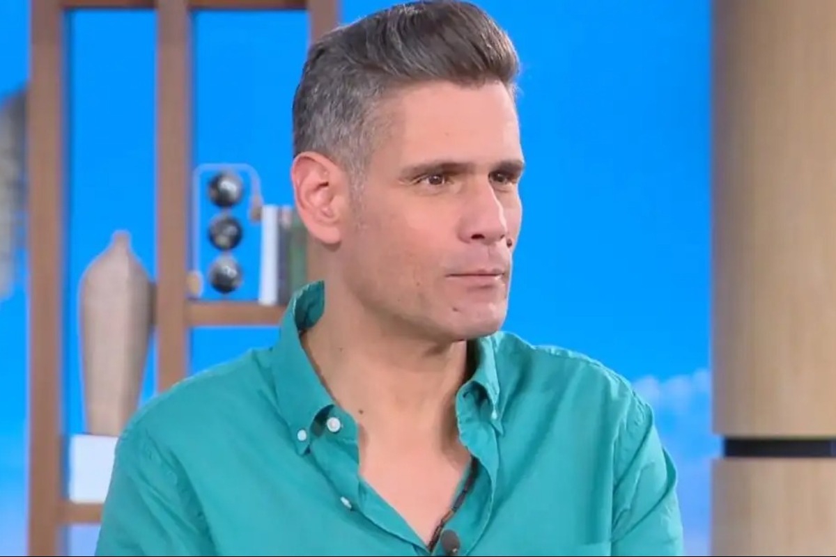 Δημήτρης Ουγγαρέζος για Κωνσταντάρα – Τσαγκρινού: «Είδε κι αυτός ο καναπές μου ένα φιλί επιτέλους»