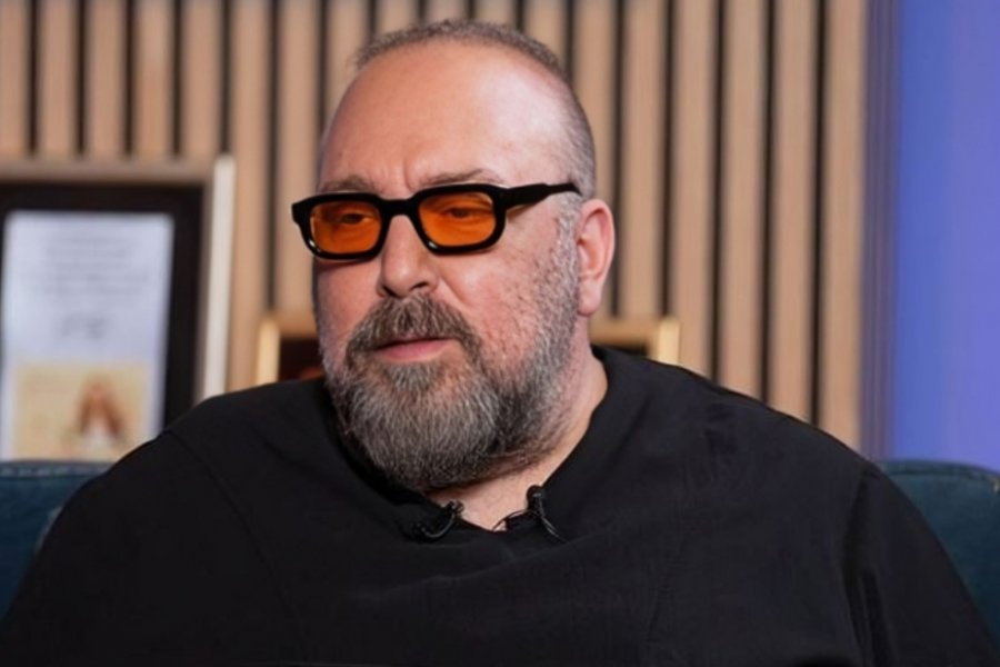 Ποιος έδωσε στον Γιώργο Αλκαίο το καλλιτεχνικό του επώνυμο και γιατί