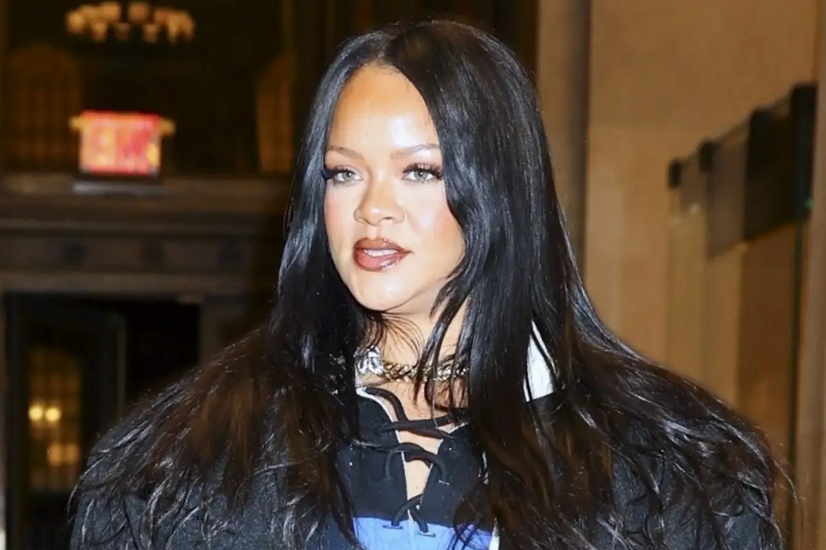 Rihanna: Φωτογραφίζεται για πρώτη φορά με την 7 μηνών κόρη της σε εξώφυλλο περιοδικού