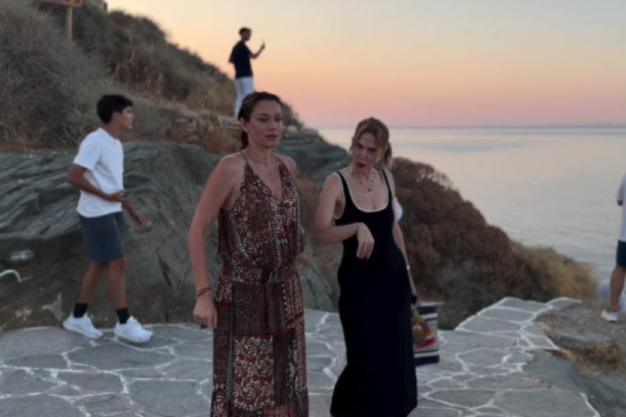 Σάκης Ρουβάς: Το βίντεο με Κάτια Ζυγούλη και Ρένα Μόρφη στη Σίφνο ‑ Μια αξέχαστη στιγμή με μοναδική θέα