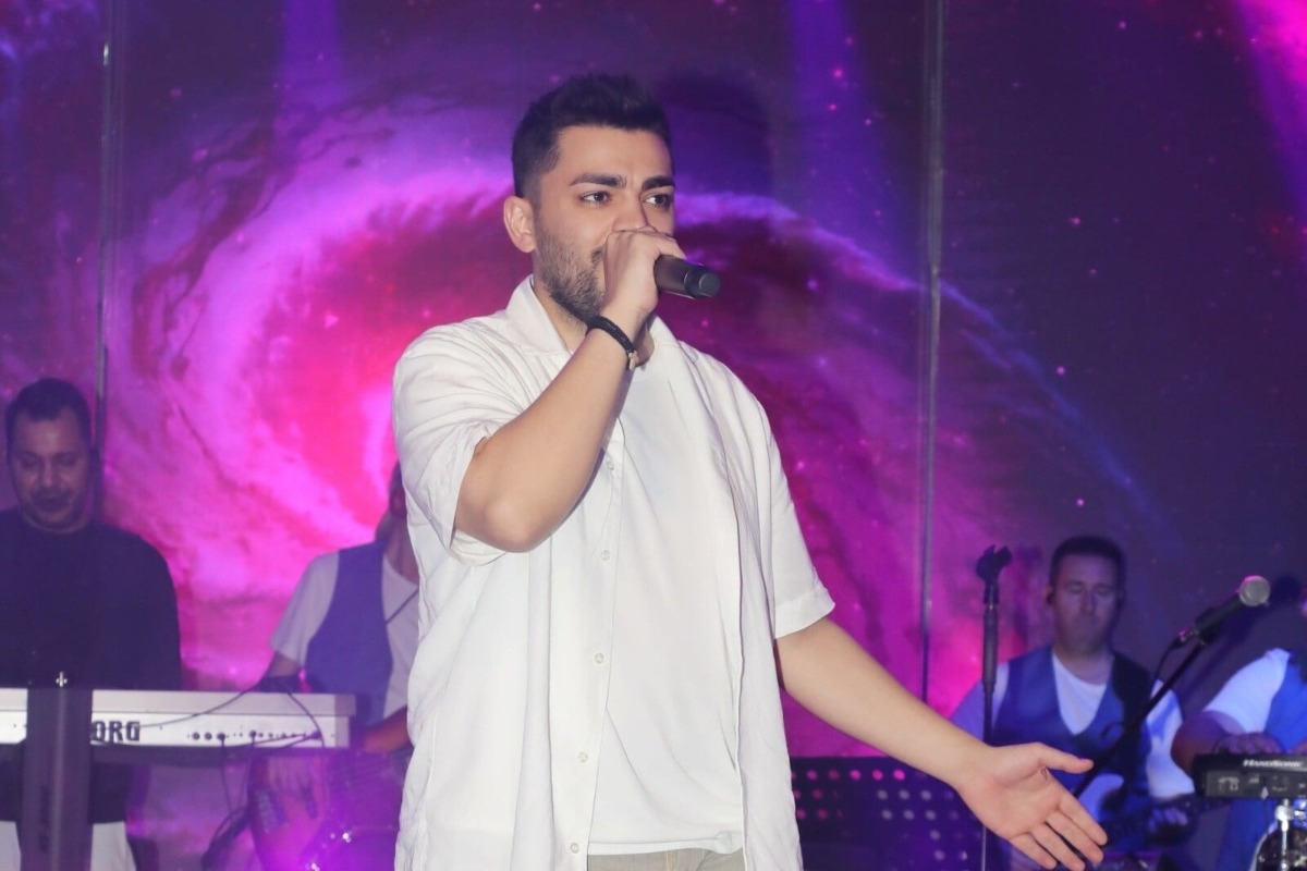 Χρήστος Σαντικάι: «Δούλευα βοηθός σερβιτόρου στα μαγαζιά που τραγουδούσε ο Οικονομόπουλος»