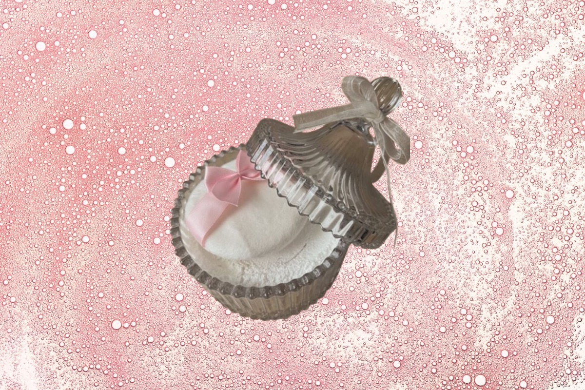 Το μυστικό φρεσκάδας που θα σε κάνει να ξεχάσεις τα body mists, λέγεται αρωματική πούδρα