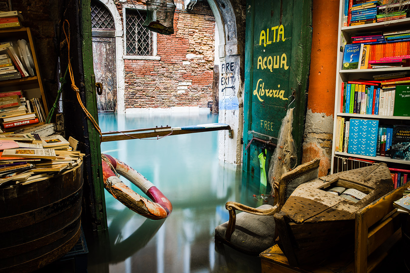 Το βιβλιοπωλείο που βρίσκεται μέσα στο νερό στη Βενετία