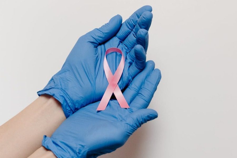 Καρκίνος του μαστού: Ο πλαστικός χειρουργός Νικόλαος Μπέσκος σου εξηγεί τα πάντα